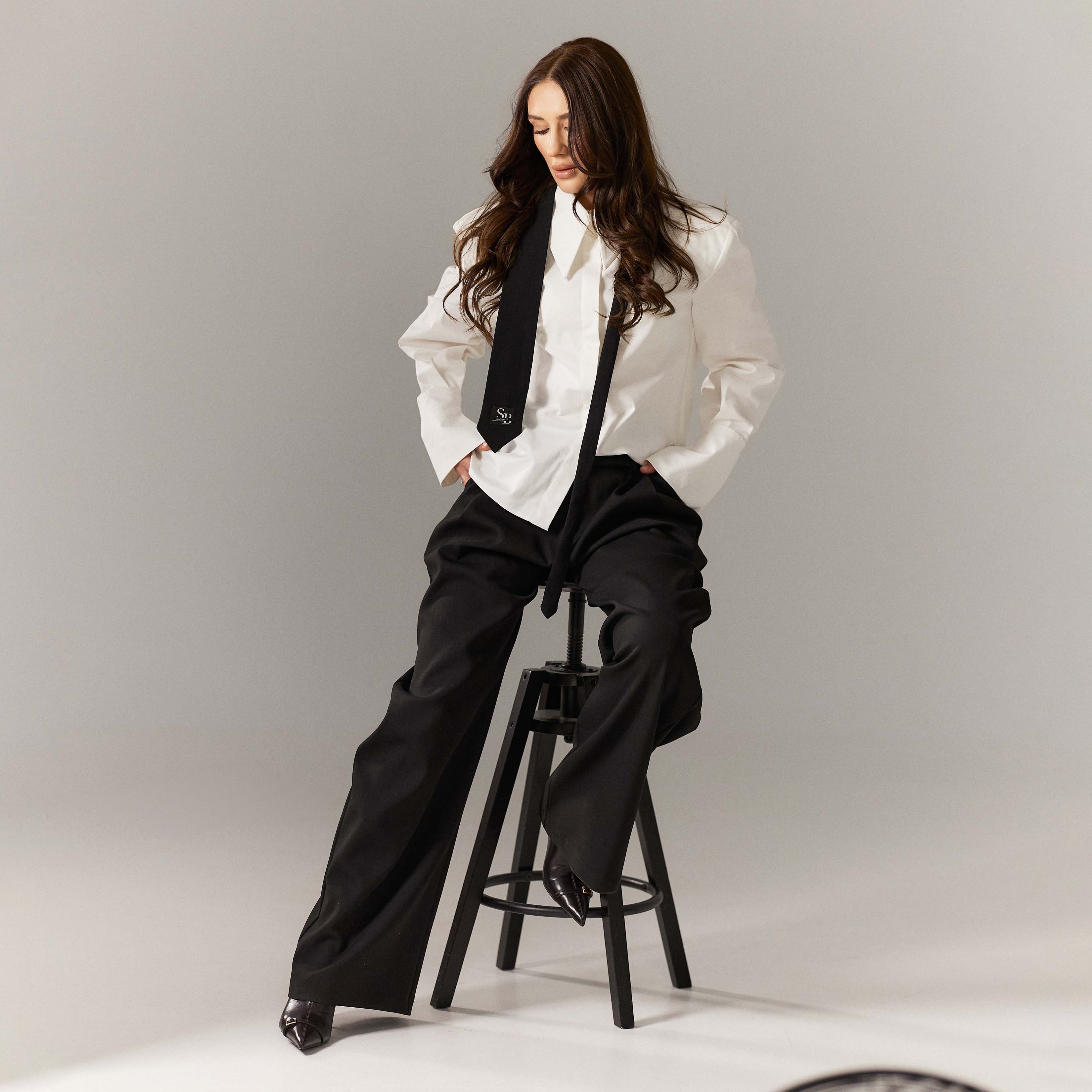 WHITE SHIRT WITH OVERSIZED SHOULDERS